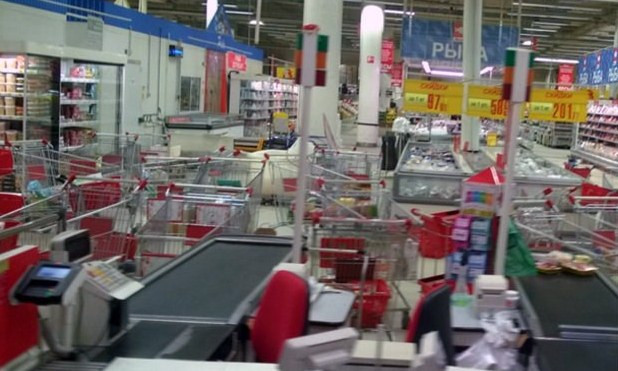 Các xe đẩy hàng trong một siêu thị ở Moskva nằm ngổn ngang sau khi người dân được lệnh sơ tán. (Nguồn: Instagram).