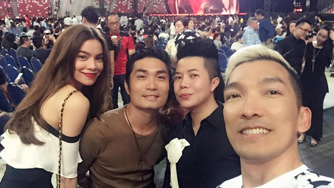 Mới đây, một người bạn của Hồ Ngọc Hà đã chia sẻ loạt ảnh nữ ca sĩ cùng bạn bè đang có mặt tại Singapore xem liveshow của Madonna.