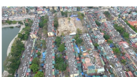 Tại nhiều khu chung cư cũ ở Hà Nội, như tại khu tập thể Thành Công, nhiều hộ dân đã lắp đặt hàng loạt các bồn chứa nước inox trên mái nhà để cung cấp nước sinh hoạt cho gia đình.