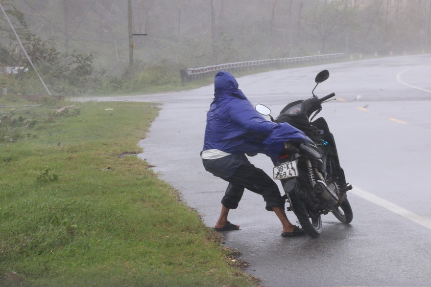 Tường trình đầy ám ảnh trong 'mắt bão' số 10