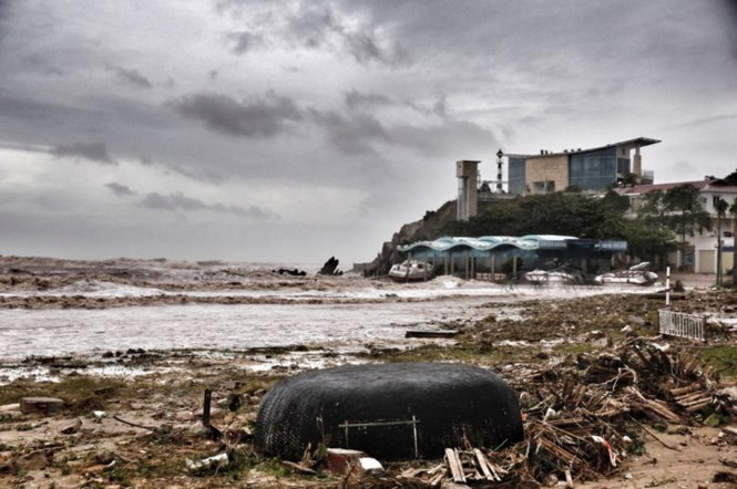 Hình ảnh tan hoang sau bão số 10. Ảnh: Hồng Vĩnh.