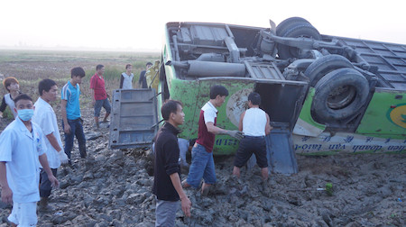 Xe đám cưới nát bét dưới ruộng: Tài xế khai “đã ngủ gật”