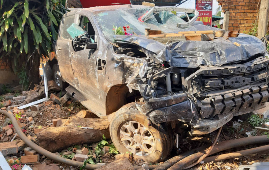 Chiếc xe gây tai nạn bị vỡ nát.