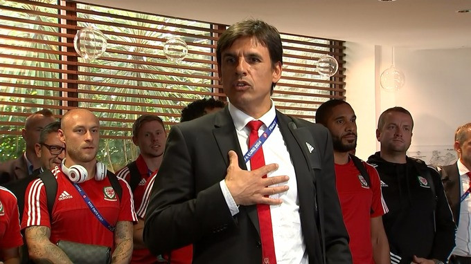 HLV Chris Coleman và các học trò sẽ được chào đón như người hùng khi hồi hương