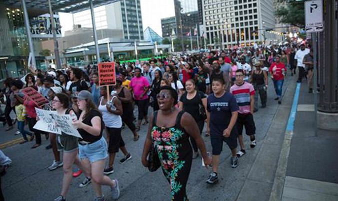 Cuộc biểu tình chống bạo lực cảnh sát ở Dallas trước khi vụ nổ súng diễn ra. Ảnh: NBC.