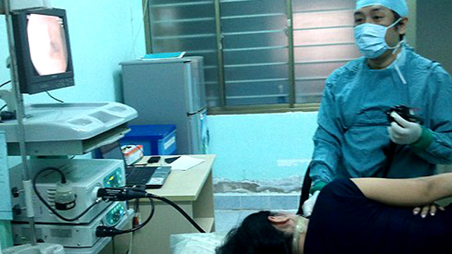 Bỏng do uống axít được phát hiện bằng nội soi. Ảnh minh họa: Trung Hào