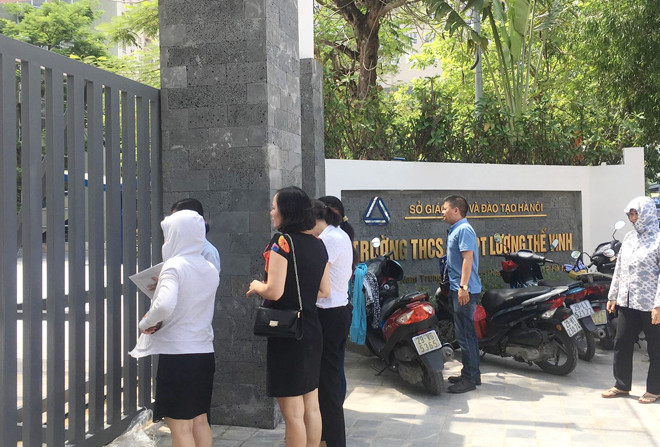 NHiều phụ huynh đội nắng đến trường THCS và THPT Lương Thế Vinh mong lấy lại được tiền 