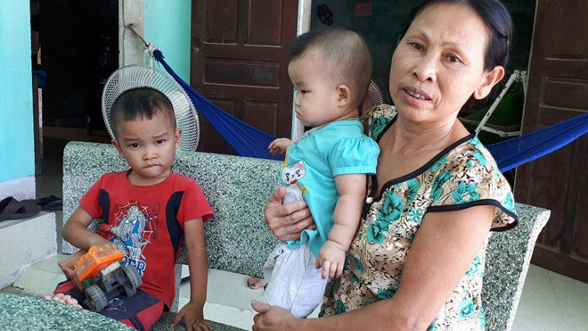 Hai cháu nhỏ của ông Lý phải đóng hơn chục loại phí, quỹ xây dựng nông thôn mới. 