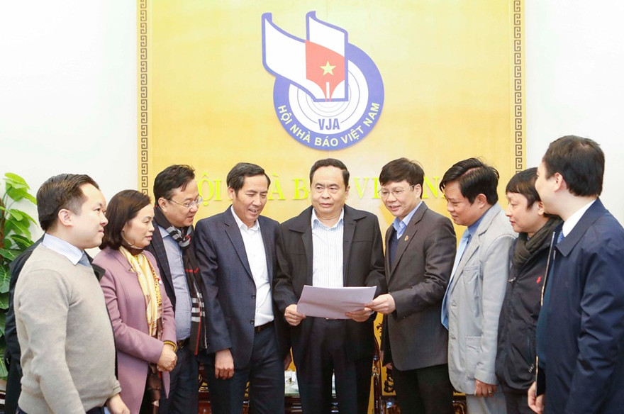  Ban tổ chức Giải báo chí toàn quốc “Báo chí với công tác đấu tranh, phòng chống tham nhũng lãng phí” trao đổi về việc chọn các tác phẩm đoạt giải hôm 20/12. 