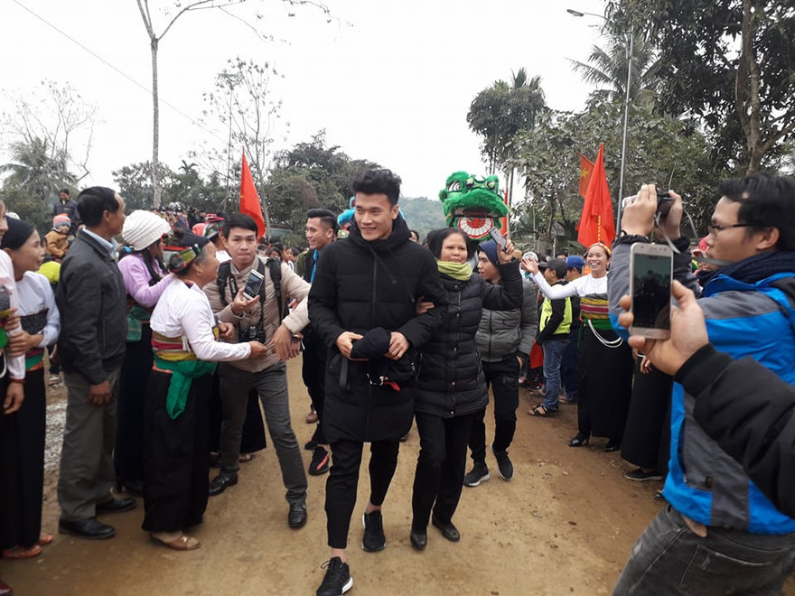 Thủ môn Bùi Tiến Dũng trong vòng tay gia đình. (Ảnh: Hoàng Lam)