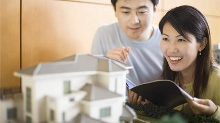 Vợ chồng trẻ có 800 triệu nên mua nhà đất hay chung cư ở Hà Nội?