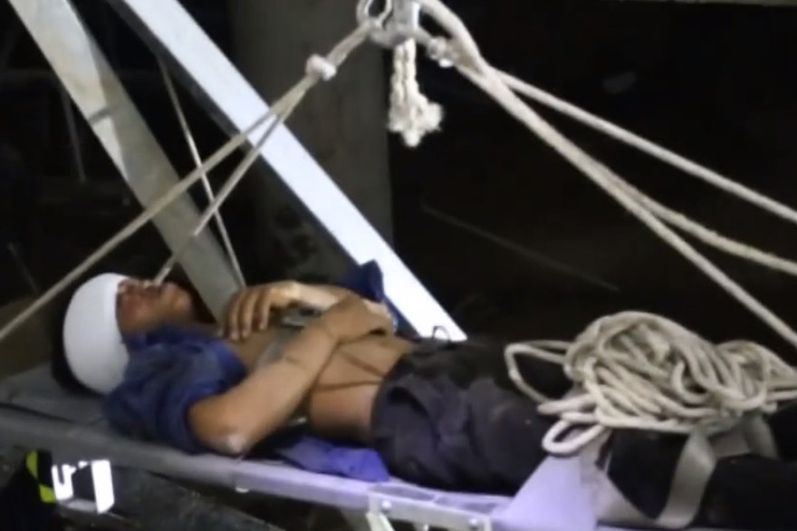 Công nhân bị rơi xuống tầng hầm khi thi công công trình