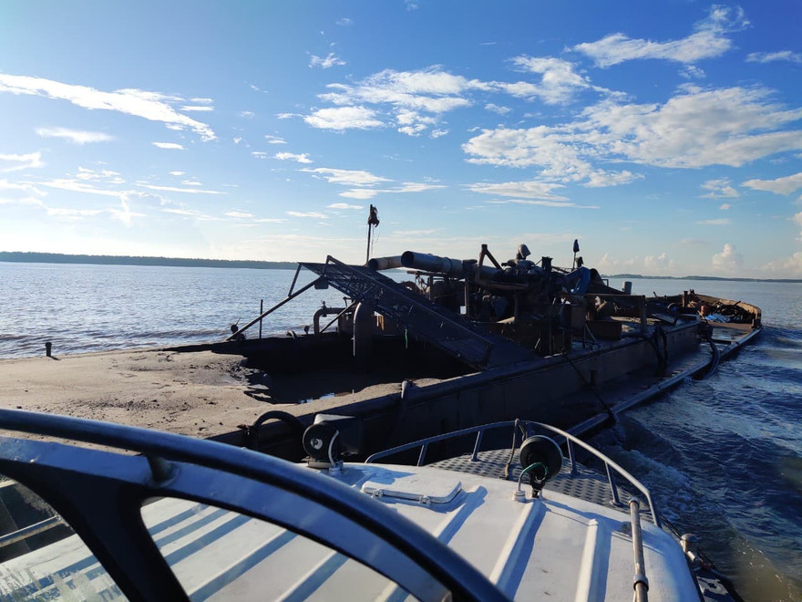 Tàu chở cát bỏ chạy khi bị lực lượng chức năng kiểm tra. Ảnh: Ngọc Lâm