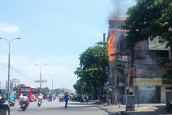 Cột điện bốc cháy ngùn ngụt.
