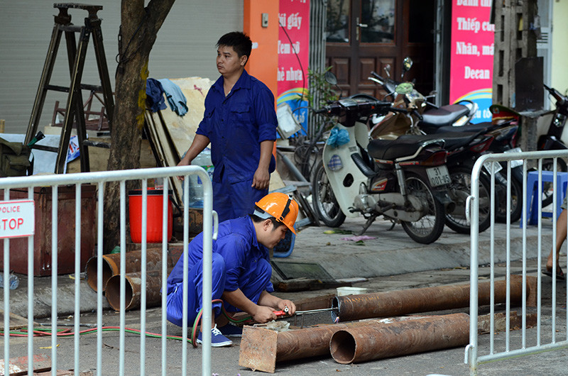 Theo ghi nhận của phóng viên, vụ sập nhà số 43 phố Cửa Bắc làm 8 người thương vong và làm một số ngôi nhà xung quanh bị ảnh hưởng.