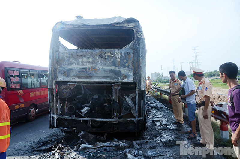 Chiếc xe khách cháy rụi trên cao tốc.