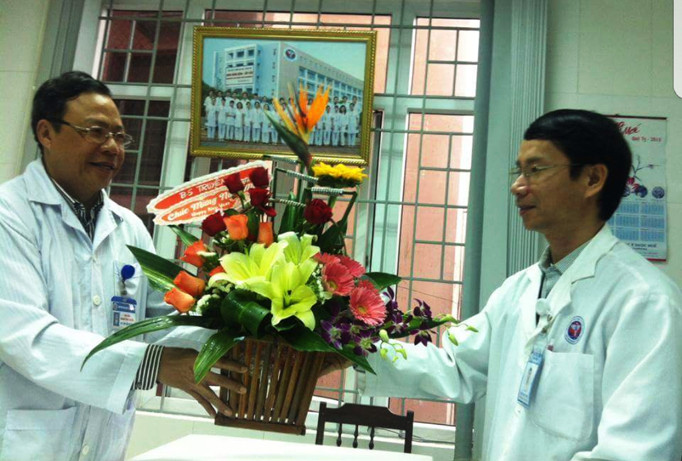 Bác sĩ Hoàng Công Truyện (bìa trái). 