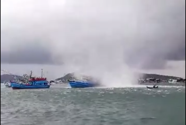 Vòi rồng xuất hiện tại cảng cá thị trấn An Thới nhấn chìm một tàu cá.