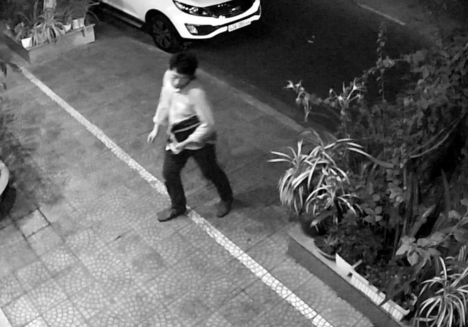 Người đàn ông Hàn Quốc đảo nhiều vòng trước khi đột nhập ôtô. Ảnh cắt từ camera an ninh