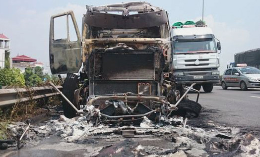 Chiếc xe đầu kéo bị cháy trơ khung sắt.