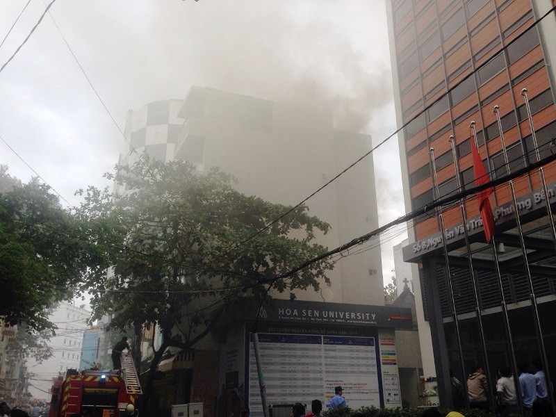 Khách sạn bất ngờ bốc cháy, khách trọ hoảng loạn bỏ chạy. Ảnh Việt Văn