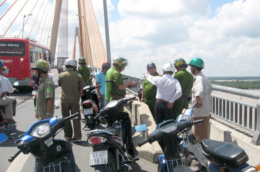 Hiện trường vụ phụ nữ nhảy cầu Rạch Miễu. Ảnh: Đức Thịnh.