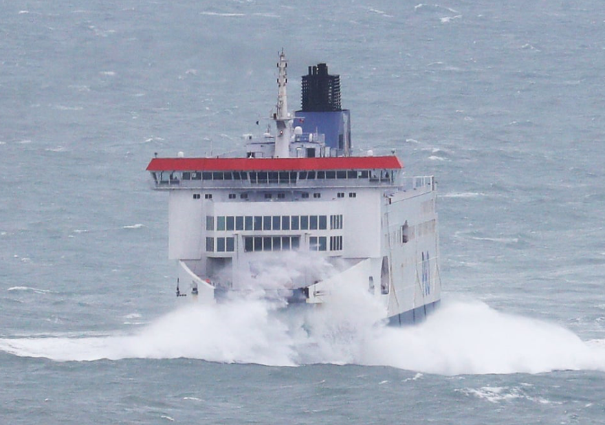 Chiếc tàu chở khách P&O vừa cứu được một người cố bơi qua biển. (Ảnh: Telegraph)