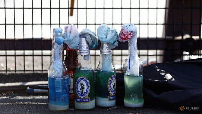 Một số quả bom xăng do người biểu tình Hong Kong chuẩn bị. (Ảnh: Reuters)