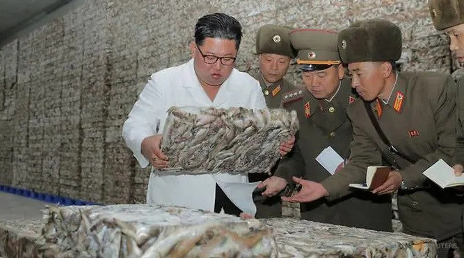 Ông Kim Jong Un đang xem một tảng cá đông lạnh