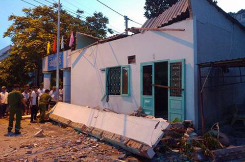 Ô văng căn nhà cấp sập xuống, đè chết 3 phụ nữ. Ảnh: VnExpress.