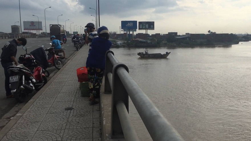 Thanh niên bỏ lại xe máy rồi nhảy xuống sông..