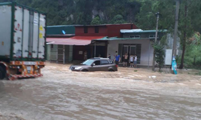 Chỉ một cơn mưa, nước đã ngập sâu làm xe gầm thấp chết máy. Ảnh: TL.