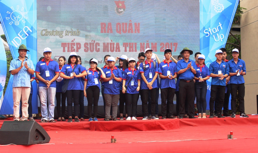 Đại diện lãnh đạo Tỉnh ủy, Tỉnh Đoàn TT-Huế trao bảng tên, phù hiệu, mũ, áo, dụng cụ hỗ trợ cho đội hình tình nguyện viên Tiếp sức mùa thi 2017. 