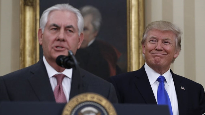 Tổng thống Mỹ Donald Trump và Ngoại trưởng Tillerson. Ảnh: AP.