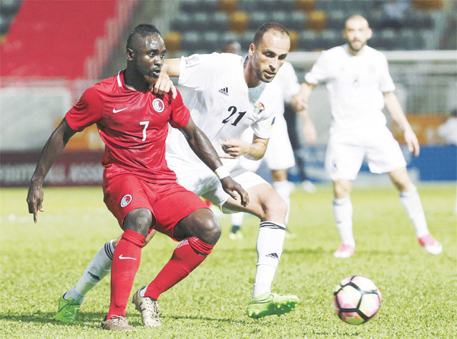 Các cầu thủ Jordan (phải) có trận hòa đáng thất vọng trong trận giao hữu với Hong Kong trước khi đến Việt Nam.