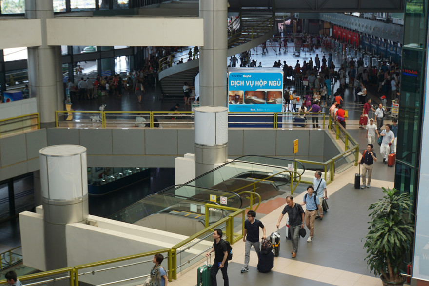 Lượng khách tăng mạnh vào dịp hè nhưng phải chịu cảnh chậm huỷ chuyến (ảnh chụp tại Sân bay Nội Bài – Hà Nội). Ảnh: Sỹ Lực.