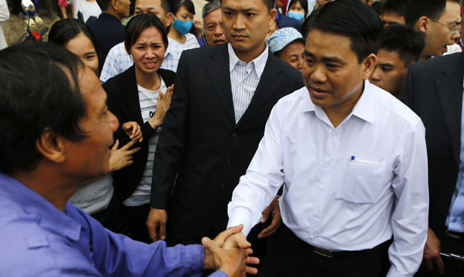 Chủ tịch UBND TP Hà Nội Nguyễn Đức Chung gặp gỡ, đối thoại với bà con nhân dân xã Đồng Tâm ngày 22/4/2017. Ảnh: Như Ý.