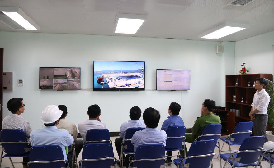 Người dân cùng tham gia giám sát công tác bảo vệ môi trường ở nhà máy nhiệt điện Vĩnh Tân.