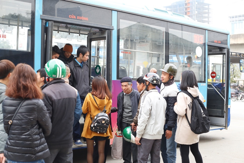 Sau thời gian sụt giảm, năm 2017 sản lượng hành khách đi xe buýt Thủ đô đã tăng trở lại. Ảnh: Như Ý