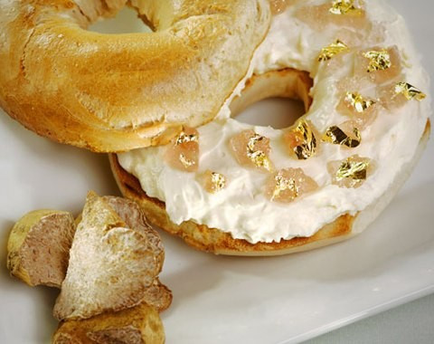 Vàng nguyên chất không thể hấp thụ qua đường tiêu hóa thông thường, nhưng những thực phẩm có nguyên liệu từ kim loại này vẫn vô cùng đắt khách, dù chúng có mức giá không hề rẻ. Ảnh: CNBC. 