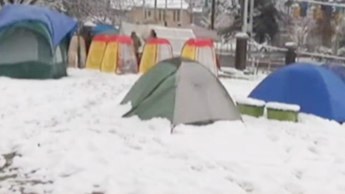 Ở Mỹ, phụ huynh cũng 'ăn chực, nằm chờ' xin học cho con