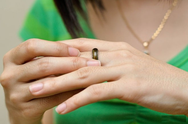 Nhẫn mood ring không chỉ được yêu thích tại thị trường Việt Nam mà hiện cũng là sản phẩm hot trên các trang bán hàng online quốc tế ở phân khúc thị trường trang sức giá rẻ. Ảnh: wikihow