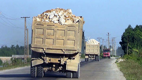 Những chiếc xe quá tải trên QL1A đoạn qua huyện Gia Viễn, Ninh Bình.