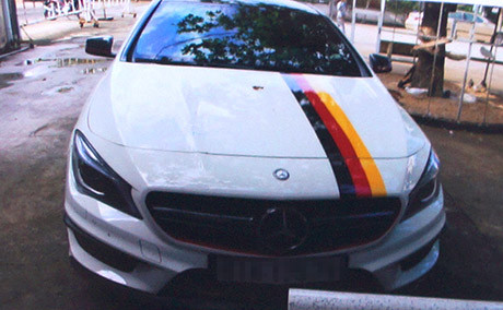 Chiếc xe ô tô liên quan đến vụ tai nạn đang bị tạm giữ phục vụ công tác điều tra.