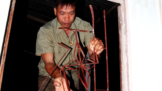 Anh Tăng Văn Chiêu thuật lại cảnh phá cửa sổ bằng sắt để vào cứu con chiều 18/9 trước họng súng của kẻ giang hồ. Ảnh: Hoàng Trường