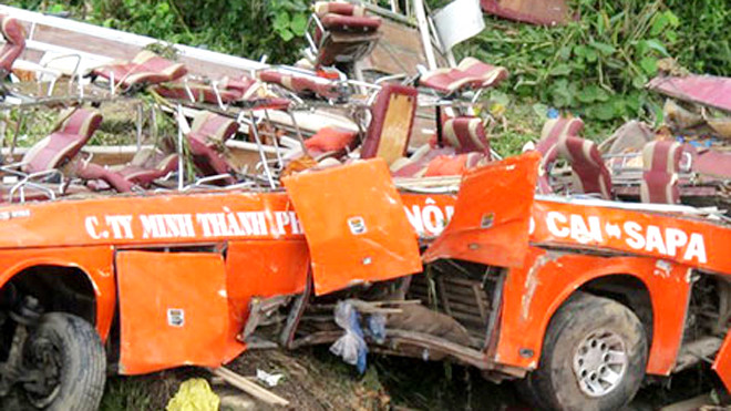 Chiếc xe khách bị bay nóc, vặn xoắn sau khi lao xuống vực. Ảnh: Văn Duẩn