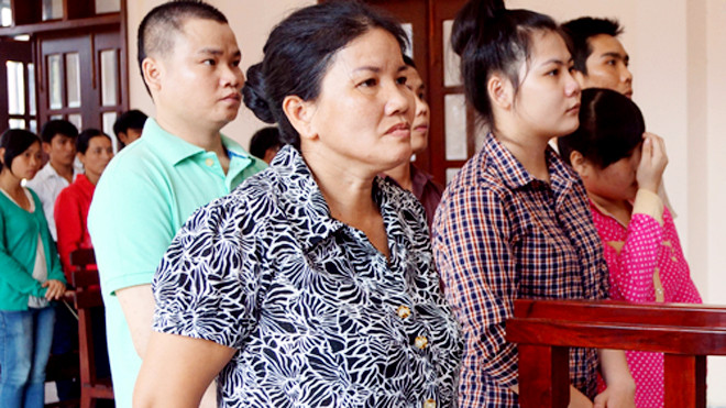 Oanh (ngoài cùng) và nhóm giang hồ "nhí" trước vành móng ngựa. Ảnh: VnExpress