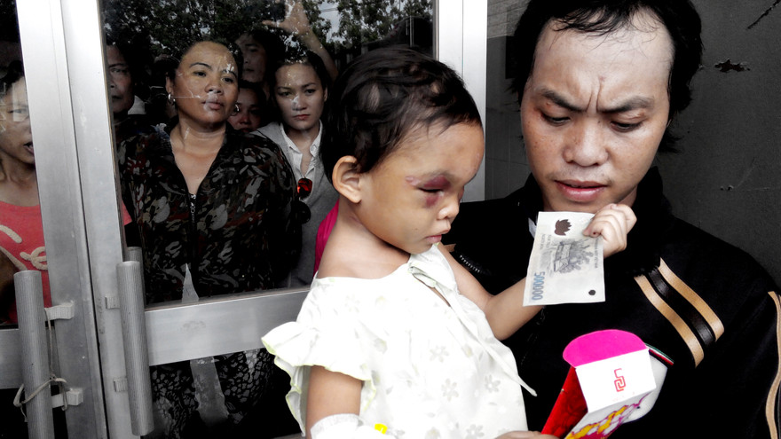 Anh Tố rất giận dữ khi con gái bị đánh đập dã man