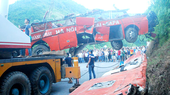 Hôm qua, cơ quan chức năng đã kéo chiếc xe gặp nạn từ dưới vực lên để phục vụ công tác khám nghiệm. Ảnh: Lê Cường