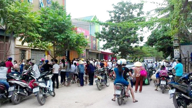 Cả trăm người dân theo dõi khám nghiệm hiện trường. Ảnh: Giang Định